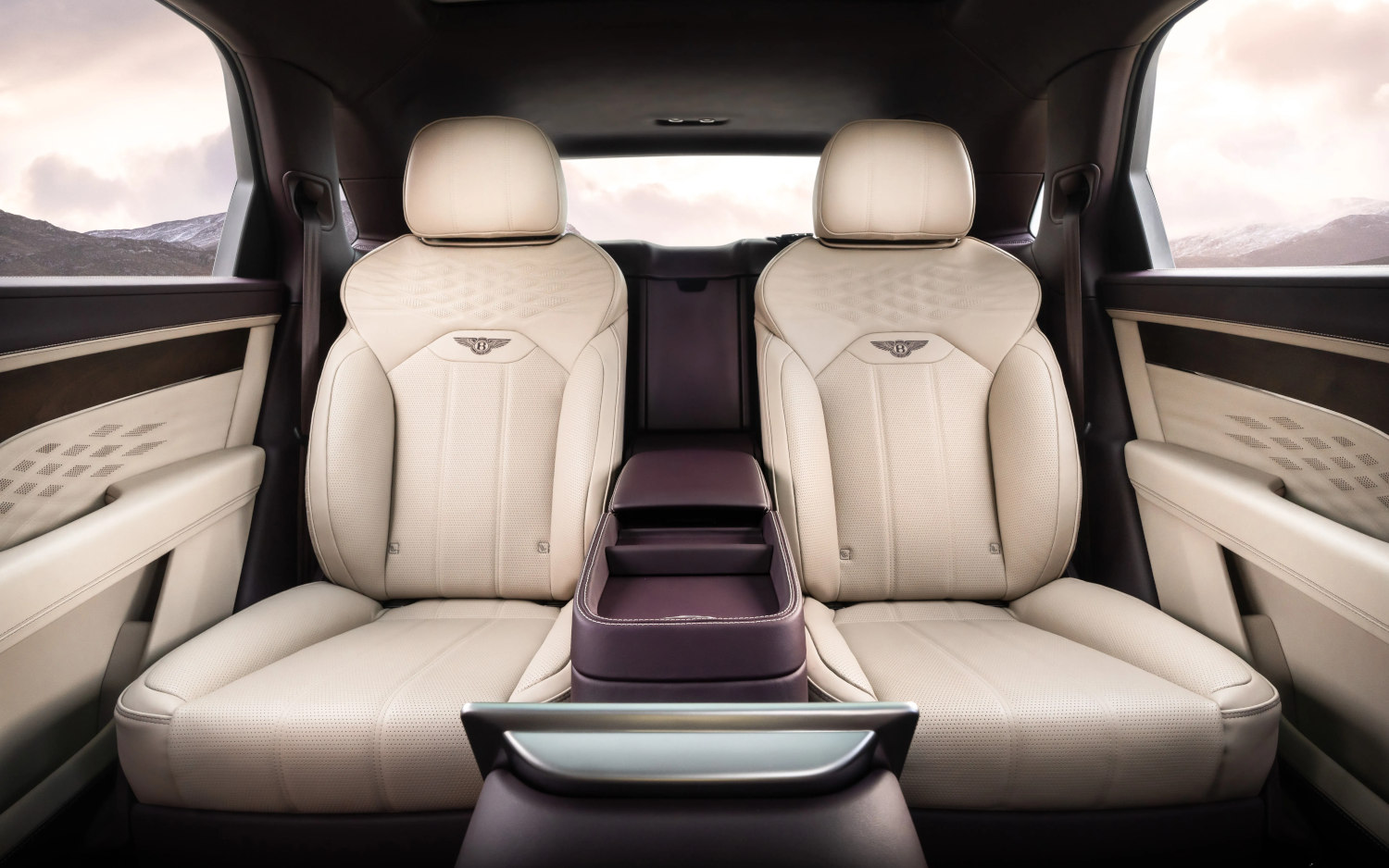 Comparison Bentley Bentayga EWB 2023 Vs BMW X6 M Competition 2020 